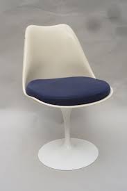 Découvrez la sélection de chaises d'occasion des boutiques solidaires emmaüs. Chaise Tulipe Vintage Eero Saarinen Annees 70 Annees 70 Chaise Et Mode Intemporelle