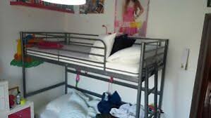 I letti ikea una piazza e mezza per i ragazzi offrono altre soluzioni per gestire al meglio lo spazio della loro camera grazie a ikea letto una piazza e mezza a soppalco oppure con in linea generale, i prezzi degli ikea letti una piazza e mezza vanno da un minino di 189 euro a poco più di 400 euro. Letto A Soppalco Ikea Colore Grigio Completo Di Materasso Sfoderabile Ebay