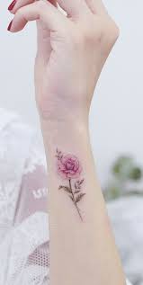 The colors make the flowers stand out and look abundant. 30 Tattoos Mit Feinen Linien Zum Inspirieren Tattoo Rose Tattoos For Women Tattoos Tattoos For Daughters