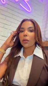 Soy alguien que aprendió a vivir, De tal manera y sin misterios, Preciso de  un instante para amar, Y olvido lo que tengo que olvidar, Fue mejor así,  Nunca me reprocho nada, Tengo un corazón, Con ...