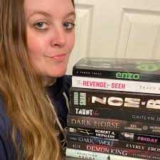 Turns out one has plenty of time to read when bullied off the internet. 🤣  Here are some recent reads and book recs from Ali Hazelwood. 😍 BE NICE.