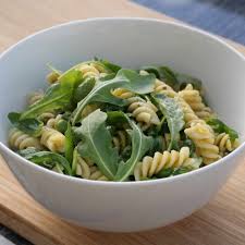 Zutaten Fur 4 Portionen 250g Nudeln 200g Tk Erbsen 200g Zuckerschoten 80g Rucola 1 2 Glas Grunes Pesto 3 In 2020 Zuckererbsen Rezept Einfach Kochen Lebensmittel Essen