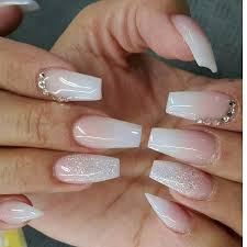 Disfruta de estos diseños de uñas con matices diferentes y en gel decoradas con pedrerías capaces de hacerte salir de la rutina y dar un paso más allá. Unas Acrilicas Blancas Con Piedras