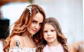 Первая дочь родилась у максим от звукорежиссера алексея луговцова, вторая от бизнесмена. Pevica Maksim Podarila Docheri Mercedes Benz Moskovskie Novosti Moskovskij Biznes Portal