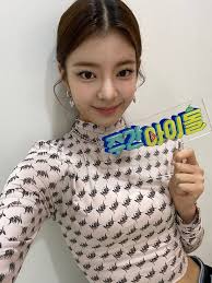Lia Pics On Twitter Itzy Lia Red Velvet Irene