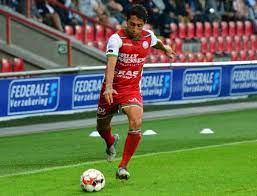 Zulte waregem moet op zoek naar heel wat nieuwe spelers, omdat er velen stoppen of een einde aan de samenwerking zien komen. Twee Spelers Van Zulte Waregem Betrokken Bij Verkeersongeval Kw Be