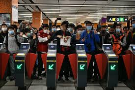 港鐵屯馬綫請緊握扶手廣播 (自動版本) mtr tuen ma line please hold the handrail announcement (auto version). ç‰¹å¯« æ¸¯éµå±¯é¦¬ç·šä¸€æœŸé€šè»Šä¹…é•äº†çš„ç¬'è‡‰å†ç¾ è­°äº‹å ‚ æ©™æ–°èž