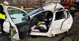 Sajópetri főútján, a temető után egy skoda bal első kereke menet közben egyszerűen elgurult, és egy parkoló volkswagen elejének vágódott. Szornyu Baleset Egy 88 Eves Pap Halt Meg Az Autopalyan Likenews