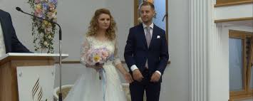 În așa cazuri cununia religioasă, se face fără fast, cu îmbrăcăminte simplă, cu slujbă redusă şi nu primesc cununii pe cap. Cununie Religioasa Larisa Si Silviu Popa Tatu
