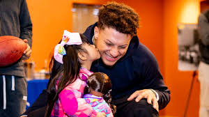 Who is patrick mahomes' father? Chiefs Qb Patrick Mahomes And Te Travis Kelce Surprise A Local Family With Food Gifts And A Day To Remember