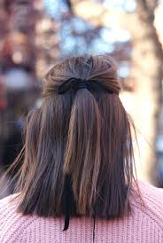 Coiffure pour cheveux mi long marrons, tendances chez les coiffures. Idee Coiffure Une Coiffure Simple Cheveux Mi Long A Demi Queue De Cheval Attachee Avec Ruban Madame Tn Magazine Feminin Numero 1 Mode Beaute Shopping Lifestyle