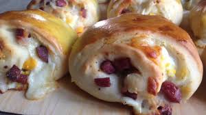 Prepariamo una pastella iniziale con acqua, lievito e farina. Pagnottiello O Panino Napoletano Ladyblitz