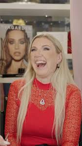 Drage moje evo mini verzija za ovaj crno/zlatni make up look, za sve one  koje niste gledale na Youtube Kanalu-Tea Kekic :) Koristila sam HUDA  BEAUTY...