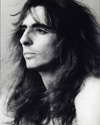 VENDIDO LOVE IT TO DEATH 🌿 ALICE COOPER (1971) Tapa: VG Disco: G Origen:  🇦🇷 Edición: época Es el tercer álbum de estudio del artista, lanzado en  1971. Incluye temas como “Caught