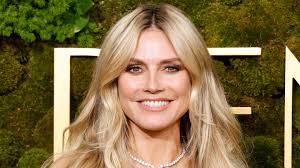 Auch Heidi Klum setzt bei den Golden Globes 2025 auf ein Trendkleid mit  Drapierung