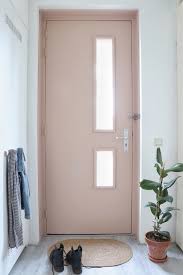 de voordeur in de kleur skin powder van pure original huis interieur voordeur witte trap