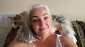 Kat, 33, Midlands, 5ft 2. I work, drive, have a house. Hate long walks  unless its across a beach and not into clubs. Have a face full of freckles  so I do