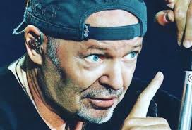 After showcasing some of his music on his radio show, rossi released his first single jenny/silvia, ahead of his debut album …ma cosa vuoi che sia una canzone in 1978. Vasco Rossi Confessa Scrivere Canzoni Come Andare Dall Analista Ma Invece Di Pagare Guadagni Radio 105