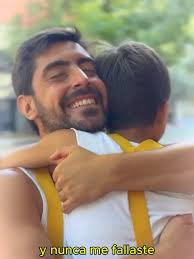 Kevin le da una carta a Rocco en la construcción