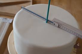 Zitronenkuchen, gefärbt mit lebensmittelfarbe, für die ganz besondere überraschung zum geburtstag. Anleitung Mehrstockige Torten Stapeln Mann Backt