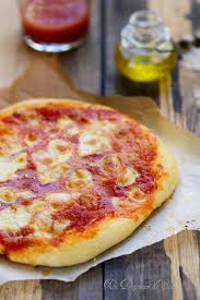 Pizza Margherita Tomate Mozzarella Et Basilic Un Dejeuner De Soleil Recette Italienne Recette Italie Recettes De Cuisine