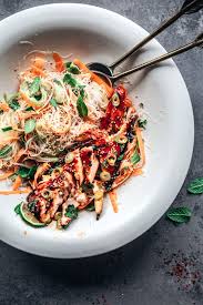 Sriracha Lachs Mit Glasnudelsalat Rezept Glasnudelsalat Beste Gesunde Rezepte Nudelsalat