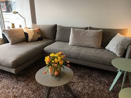 Das Pilotis Sofa Von Cor Besteht Aus Einem Zweisitzer Und Einer Recamiere In Taupefarbenem Stoff Couch Livingro Sofa Schoner Wohnen Gemutliches Sofa