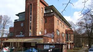 Funk•haus nt broadcasting centre (brit) or center (us) , studios pl. Neun Jahre Nach Der Versteigerung Uberlegungen Zur Nutzung Des Funkhauses Grunau Radioeins