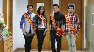 Dari gambar diatas, bisa anda lihat bahwa tempat penyimpanan berukuran mini ini menggunakan bagian bawah dari 2 botol yang kemudian dipasang resleting sebagai openernya. Foto Dara Dan Daeng Makassar Kunjungan Ke Tribun Timur Tribun Timur