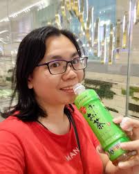 Check out these cute buns from @beesim.sg ! These buns look so real and  taste very appetizing to us! The first flavour Shawn chose was the  strawberry bun. The buns from Bee