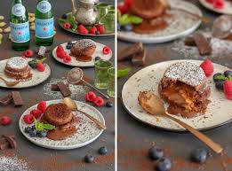 Las colinas de chocolate (inglés: Chocolate And Peanuts Coulant The Gourmet Journal Periodico De Gastronomia
