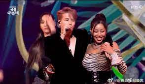 Official music video for jackson wang's papillon premiering on vevo at 02:00 est on saturday, august 26th. Jackson Wang Was Noticed By The Audience With His Polite Hands Kbizoom