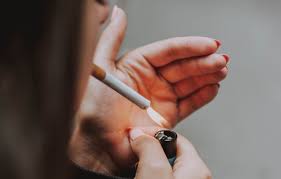 Milan: from 2025 stop to cigarettes outdoors, bans also for cars and motorbikes 