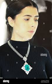 Woman wearing diamond necklace -Fotos und -Bildmaterial in hoher Auflösung 