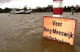 Op 31 januari 1995 en in de dagen daarna werden 250.000 mensen, variërend van vijf dagen tot twee weken, verplicht uit grote delen van het gelderse rivierengebied geëvacueerd vanwege de gevaarlijk hoge waterstand van de maas, de rijn, de waal en de ijssel. Gedaan Met Drama S Aan De Maas Nog Maar 1 Keer Om De 400 Ja Het Belang Van Limburg Mobile