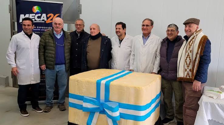 Presentaron el queso gigante de 1.000 kilos elaborado en la cuenca láctea Villa María