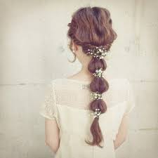 簡単セルフヘアアレンジ ロング ミディアム向けのゆる可愛いヘアアレンジ術を写真でやり方解説 ウェディング ヘアスタイル ヘアスタイリング 美髪