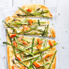 Pizza Les Meilleures A Faire A La Maison Chatelaine Recette Pizza Aux Asperges Et A La Truite Fumee Pizza Asperges Tr Quick Meals Flatbread Pizza Food