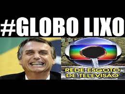 Quando a porta de saída abre, ele aparece e os apoiadores começam a gritar. Globo Lixo Globo Passa Vergonha No Caso Queiroz De Flavio Bolsonaro Youtube
