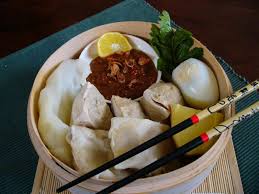 Bawang putih yang berwarna kekuningan membuat bumbu siomay terasa nikmat nantinya. Resep Siomay Bandung Asli Lezat