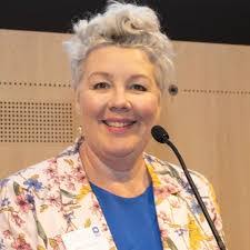 Julie Hedge's Instagram, Twitter & Facebook