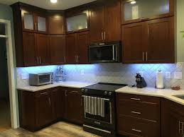 Cherry Spice Shaker Style Cabinets By Waypoint Waypointlivingspaces Com Fr White Shaker Kitchen Shaker Style Kitchen Cabinets Herringbone Backsplash Kitchen