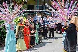 Dulu, malaysia mengundang guru indonesia karena melihat pendidikan peninggalan inggris sudah banyak yang usang. Lawatan Menteri Pendidikan Malaysia Papar Smart