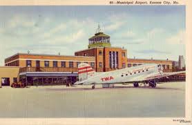 Twa Airlines At Municipal Airport Kansas City Mo 1941 I Loved Going With My Mom Brothers And Grandma To Pick My G Kansas City Kansas City Missouri City