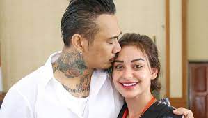 Miftah's tv nora alexandra mencuri perhatian publik setelah membagikan foto sang suami, jerinx. Jerinx Divonized In 1 2 Years In Prison Nora Alexandra Swears Faithfully Archyde