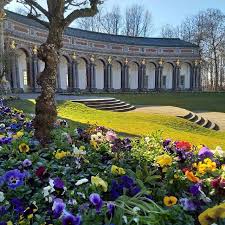 Der Westliche Flugel Der Orangerie In Der Eremitage Ist Reserviert Fur Die Jahrlich Ausstellung Des Kunstvereins Die Im Sommer M House Styles Mansions Sidewalk