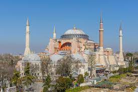 Jahrhundert zunächst als basilika errichtet, nach der eroberung konstantinopels durch die osmanen 1453 wurde die kirche dann in eine moschee umgewandelt. Hagia Sophia Wikipedia