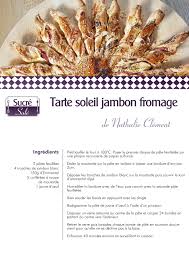 Pendant ce temps étaler la pâte dans un plat couper la tomate en rondelles et la déposer sur le fond de la tarte. Nathalie Clement Prepare Une Tarte Soleil Jambon Fromage Mosaik Cristal