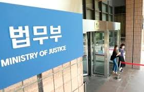 앞서 지난달 26일 법무부는 한국과 유대가 깊은 영주권자가 국내에서 낳은 자녀는 법무부 장관에게 국적 취득 신고만 하면 한국 국적을 얻게 되는 국적법 개정안을 입법예고했다. êµ­ì ë²• ë…¼ëž€ ì— ì§„ë•€ ë²•ë¬´ë¶€ ê¸´ê¸‰ ë¸Œë¦¬í•'ì„œ ì •ë³´ ì œëŒ€ë¡œ ì•Œì•„ì•¼ ì¡°ì„ ë¹„ì¦ˆ