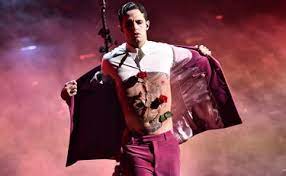La prima serata, glam rock. Sanremo 2021 Lo Show Finale Di Achille Lauro Tra Rose E Sangue Dio Benedica Il Tempo